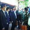 Chủ tịch nước Nguyễn Xuân Phúc tặng quà cho các cựu chiến binh. (Ảnh: Minh Đức/TTXVN)