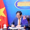 Bộ trưởng Ngoại giao Bùi Thanh Sơn ký chương trình hành động Việt Nam-New Zealand giai đoạn 2021-2024. (Ảnh: Lâm Khánh/TTXVN)