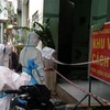 Nhân viện Trạm y tế lưu động phường Hải Cảng (thành phố Quy Nhơn) đến thăm khám cho bệnh nhân F0 đang điều trị tại nhà. (Ảnh:TTXVN phát)