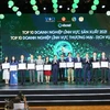 Đại diện Vinamilk (thứ 5 từ bên trái) cùng các doanh nghiệp trong Top các doanh nghiệp bền vững nhất Việt Nam năm 2021 thuộc hai lĩnh vực: sản xuất và thương mại-dịch vụ. (Nguồn: Vietnam+)