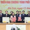 Thủ tướng Phạm Minh Chính và Bí thư Trung ương Đảng, Trưởng Ban Dân vận Trung ương Bùi Thị Minh Hoài ký kết Chương trình phối hợp giai đoạn 2021-2026. (Ảnh: Dương Giang/TTXVN)