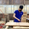 Công ty Cổ phần Chế biến gỗ Thuận An làm các chi tiết mặt gỗ cổ điển theo đơn đặt hàng. (Ảnh minh họa: Hồng Nhung/TTXVN)