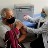 Nhân viên y tế tiêm vaccine phòng COVID-19 cho người dân tại Damascus, Syria. (Ảnh: THX/TTXVN)