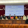 Đại diện Bộ Công Thương Lào và Hội người Việt Nam thủ đô Vientiane thực hiện ký kết thỏa thuận. (Nguồn: tapchilaoviet.org)
