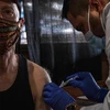 Nhân viên y tế tiêm vaccine phòng cúm mùa cho người dân tại Detroit, bang Michigan, Mỹ. (Ảnh: AFP/TTXVN)
