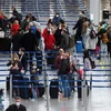 Hành khách xếp hàng tại quầy làm thủ tục ở sân bay Brussels, Duesseldorf, miền tây nước Đức. (Ảnh: AFP/ TTXVN)
