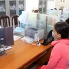 Người dân đến làm các thủ tục chi trả bảo hiểm thất nghiệp tại Trung tâm Dịch vụ việc làm tỉnh Thái Bình. (Ảnh: Thế Duyệt/TTXVN)