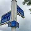 Trụ chỉ đường đặt trên các tuyến phố ở quận Sơn Trà được lắp đặt bảng mã QR để người dân, du khách tiện tra cứu thông tin. (Ảnh: Trần Lê Lâm/TTXVN)