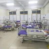Các nạn nhân được điều trị tại Bệnh viện Đa khoa tỉnh trước khi chuyển lên tuyến trên. (Ảnh: TTXVN phát)