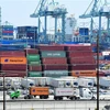 Container hàng hóa được bốc dỡ tại cảng ở Long Beach, California. (Ảnh: AFP/ TTXVN)