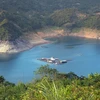 Với nước hồ xanh trong và cảnh quan hùng vĩ trong vùng lòng hồ thủy điện Hòa Bình đã và đang biến nơi đây thành điểm đến khó bỏ qua cho những du khách trong và ngoài nước. (Ảnh: Trọng Đạt/TTXVN)
