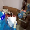 Nhân viên y tế đến kiểm tra sức khỏe và phát thuốc cho trường hợp F0 đang điều trị tại nhà tại Xóm 2, xã Tam Hiệp, huyện Thanh Trì. (Ảnh: Tuấn Anh/ TTXVN)