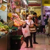Người dân mua rau quả tại siêu thị ở Zaragoza, Tây Ban Nha. (Ảnh: AFP/TTXVN)