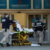 Nhân viên y tế chuyển bệnh nhân COVID-19 tới trung tâm y tế tại New York, Mỹ, ngày 14/12. (Ảnh: THX/TTXVN)