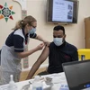 Nhân viên y tế tiêm vaccine phòng COVID-19 cho người dân tại Nottingham, England ngày 6/4. (Ảnh: AFP/ TTXVN)