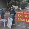 Lực lượng chức năng lập chốt tại khu vực có ca nghi nhiễm tại Hà Nội. (Ảnh: Phạm Hùng/TTXVN phát)