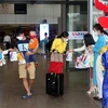 Ban Tổ chức tặng quà cho du khách đến Đà Nẵng trong dịp Năm Mới 2022. (Ảnh: Trần Lê Lâm/TTXVN)