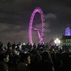 Người dân đón chào Năm mới 2022 ở thủ đô London, Anh, ngày 1/1/2022. (Ảnh: THX/TTXVN)