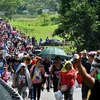 Người di cư di chuyển tại Huixtla, bang Chiapas, Mexico trong hành trình tới Mỹ ngày 27/10/2021. (Ảnh: AFP/TTXVN)