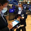 Các giao dịch viên tại Thị trường chứng khoán New York, Mỹ. (Ảnh: AFP/TTXVN)