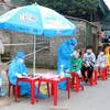 Lực lượng y tế xét nghiệm cho hàng trăm học sinh mầm non xã Thạch Kim, huyện Lộc Hà. (Ảnh: Công Tường/TTXVN)