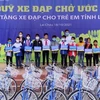 Trao tặng xe đạp cho học sinh nghèo vượt khó của huyện biên giới Phong Thổ, tỉnh Lai Châu. (Ảnh: Quý Trung/TTXVN)
