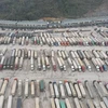 Xe chở hàng chờ xuất khẩu tại cửa khẩu Tân Thanh (Lạng Sơn). (Ảnh: TTXVN phát)