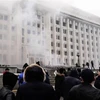Người biểu tình quá khích tấn công tòa thị chính thành phố Almaty, Kazakhstan ngày 5/1/2022. (Ảnh: AFP/TTXVN)