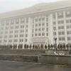 Lực lượng an ninh Kazakhstan được triển khai bên ngoài tòa thị chính thành phố Almaty nhằm ngăn người biểu tình quá khích tấn công tòa nhà, ngày 5/1. (Ảnh: THX/TTXVN)