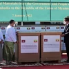 Thủ tướng Campuchia Samdech Techo Hun Sen (phải) trao tặng thiết bị vật tư y tế để hỗ trợ Myanmar ứng phó với đại dịch COVID-19. (Ảnh: THX/TTXVN)