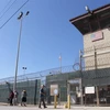 Hàng rào bên ngoài nhà tù Guantanamo, nằm trong căn cứ quân sự Mỹ tại Cuba, ngày 26/1/2017. (Ảnh: AFP/TTXVN)