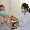 Người dân thành phố Nha Trang được tiêm mũi 3 vaccine phòng COVID-19 chiều 7/1. (Ảnh: Tiên Minh/TTXVN)