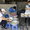 Bếp nhà từ tâm (thuộc Trung ương Hội Liên hiệp Thanh niên Việt Nam) nấu ăn từ thiện. (Ảnh: Xuân Triệu/TTXVN)