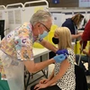 Tiêm vaccine phòng COVID-19 của BioNTech/Pfizer cho người dân tại Derby, Anh. (Ảnh: AFP/ TTXVN)