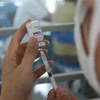 Cận cảnh nhân viên y tế lấy vaccine để tiêm cho người dân Đà Nẵng. (Ảnh minh họa: Văn Dũng/TTXVN)