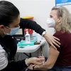 Tiêm vaccine ngừa COVID-19 cho người dân tại Modiin, Israel, ngày 12/1. (Ảnh: THX/TTXVN)