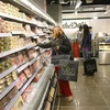 Khách hàng mua sắm tại một cửa hàng Marks & Spencer ở Levallois-Perret, Pháp. (Ảnh: AFP/ TTXVN)