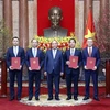 Chủ tịch nước Nguyễn Xuân Phúc trao Quyết định bổ nhiệm cho các Thứ trưởng Ngoại giao. (Ảnh: Thống Nhất/TTXVN)