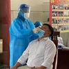 Ngành y tế tỉnh Ninh Thuận lấy mẫu xét nghiệm tầm soát dịch COVID-19 cho người dân tại thành phố Phan Rang-Tháp Chàm. (Ảnh: Công Thử/TTXVN)