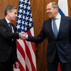 Ngoại trưởng Nga Sergei Lavrov (phải) và người đồng cấp Mỹ Antony Blinken (trái) tại cuộc gặp ở Geneva, Thụy Sĩ ngày 21/1. (Ảnh: AFP/TTXVN)
