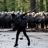 Cảnh sát được triển khai để ngăn chặn người biểu tình quá khích tại Brussels, Bỉ, ngày 1/5/2021. (Ảnh: AFP/TTXVN)