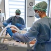Nhân viên y tế điều trị cho bệnh nhân COVID-19 tại bệnh viện ở Brussels, Bỉ, ngày 6/4/2021. (Ảnh: AFP/ TTXVN)