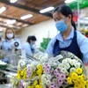 Công nhân của công ty TNHH Dalat Hasfarm (thành phố Đà Lạt) phân loại và đóng gói hoa trước khi đóng thùng xuất khẩu ra nước ngoài. (Ảnh: Nguyễn Dũng/TTXVN)