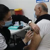 Nhân viên y tế tiêm vaccine ngừa COVID-19 cho người dân tại Modiin, Israel, ngày 12/1. (Ảnh: THX/TTXVN)
