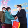 Thủ tướng Phạm Minh Chính tặng quà Tết cho người lao động có hoàn cảnh khó khăn tại Thanh Hóa. (Ảnh: Dương Giang/TTXVN)