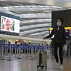 Hành khách tại sân bay Heathrow ở phía tây London, Anh. (Ảnh: AFP/TTXVN)