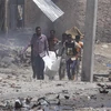 Lực lượng cứu hộ chuyển nạn nhân tại hiện trường vụ đánh bom xe ở Mogadishu, Somalia, ngày 12/1. (Ảnh minh họa: THX/TTXVN)