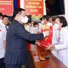Chủ tịch Quốc hội Vương Đình Huệ tặng quà Tết cho cán bộ y tế, lực lượng tuyến đầu phòng, chống dịch COVID-19 tỉnh Cà Mau. (Ảnh: Doãn Tấn/TTXVN)