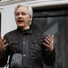 Nhà sáng lập Wikileaks Julian Assange tại Đại sứ quán Ecuador ở London, Anh ngày 19/5/2017. (Ảnh: AFP/TTXVN)