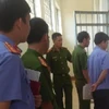 Đoàn kiểm sát của VKSND huyện Vân Canh kiểm sát buồng tạm giữ tại Nhà tạm giữ Công an huyện Vân Canh. (Nguồn: nld.com.vn)